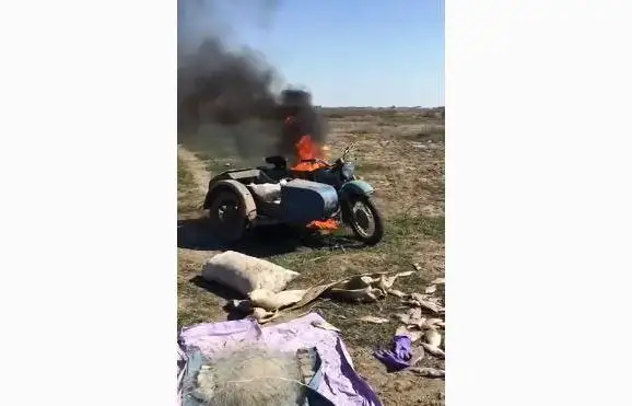 Atyraýda brakonerler ınspektorlarǵa qarsylyq kórsetip, mototsıkldi órtep jibergen