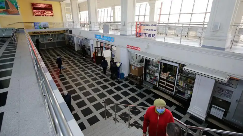Atyraýda temirjol vokzalyna kirýge qatań shekteý qoıyldy