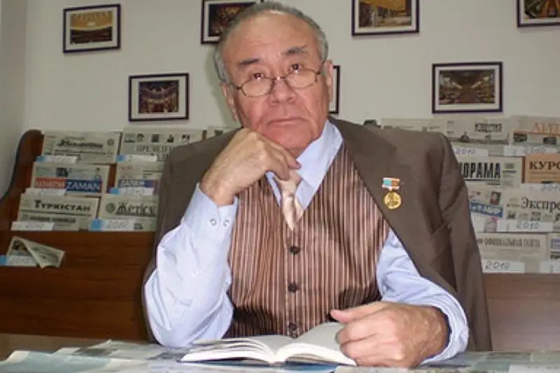Sovethan Ǵabbasov: Qazir ulttyq ıdeologııaǵa basa mán berý kerek