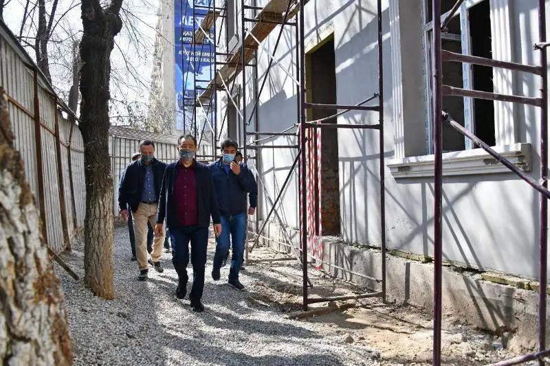 Almaty ákimi áleýmettik nysandardyń qurylysyn tekserdi