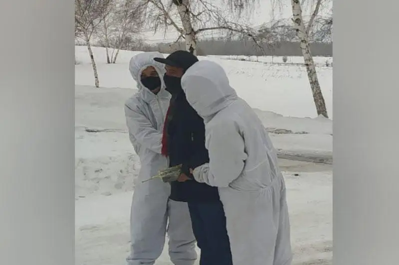 ShQO-da aq kıimdi qyzmetkerler qarǵa tyǵylyp, túrme aýmaǵyna zat laqtyrǵandardy ustady