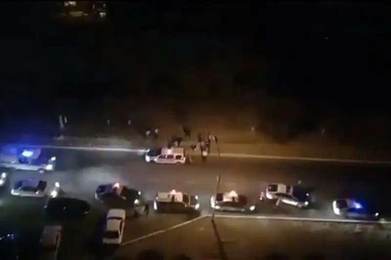 Aqtaýdaǵy jappaı tóbeles kezinde jas jigitti pyshaqtap ketti
