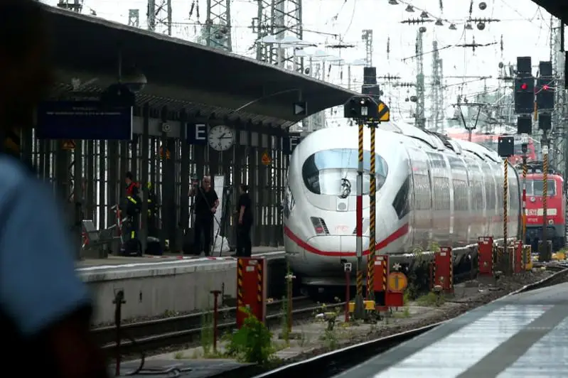 Germanııada mıgrant er adam áıel men balany poıyzdyń astyna ıterip jiberdi
