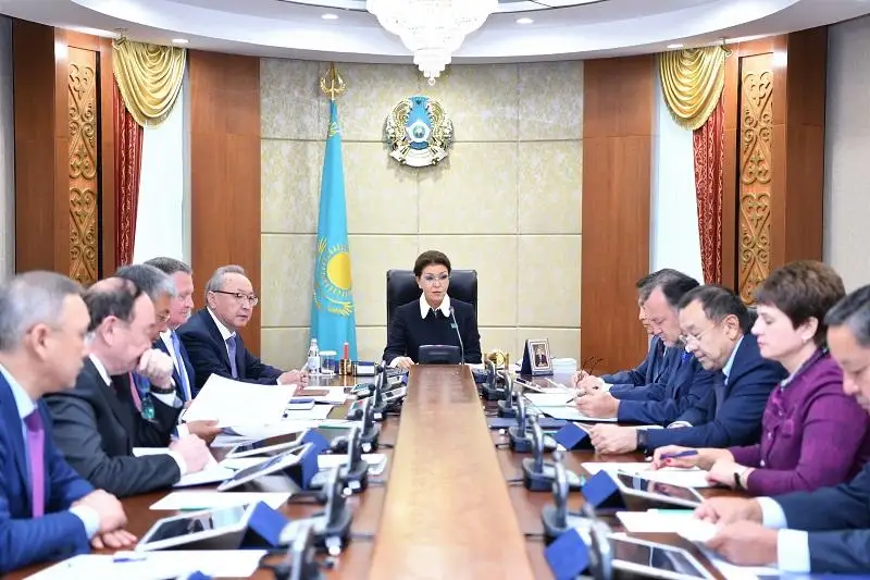 Darıǵa Nazarbaeva senatorlarǵa: Halyqqa jaqyn bolý kerek