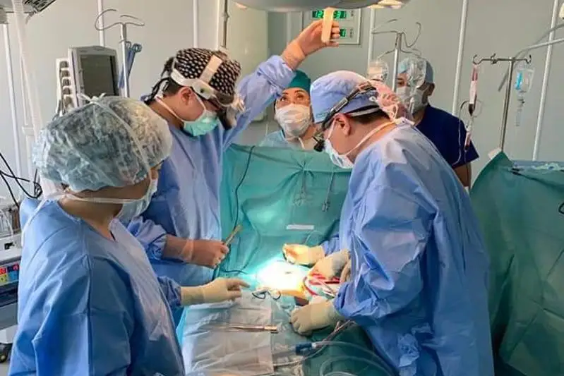 Túrkistandyq dárigerler bir aılyq náresteniń óńeshine ota jasap, aman alyp qaldy