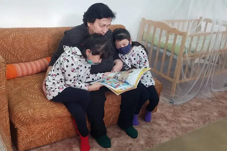 Jaqsylyq jasa: Aqtóbelik qaraýsyz qalǵan 80 jastaǵy qarııany óz qamqorlyǵyna aldy