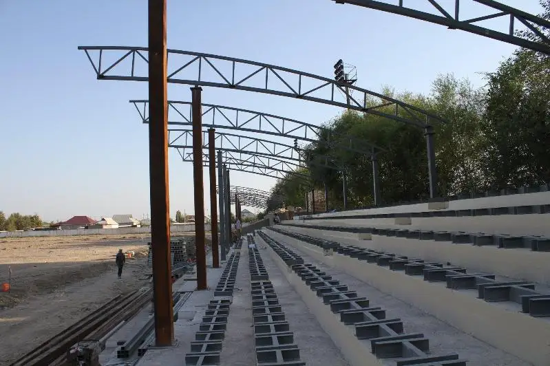 Maqtaaral aýdanyndaǵy ortalyq stadıon kúrdeli jóndeýden ótip jatyr
