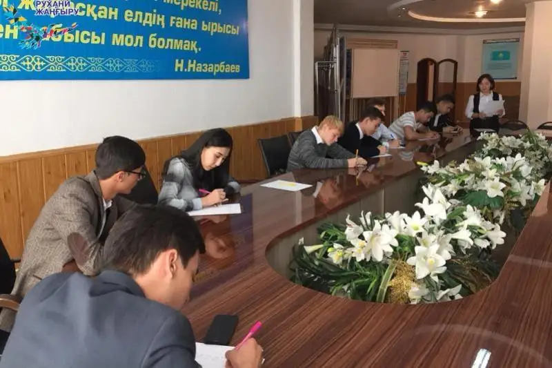 Shymkentte etnos ókilderi jańarǵan álipbımen dıktant jazdy