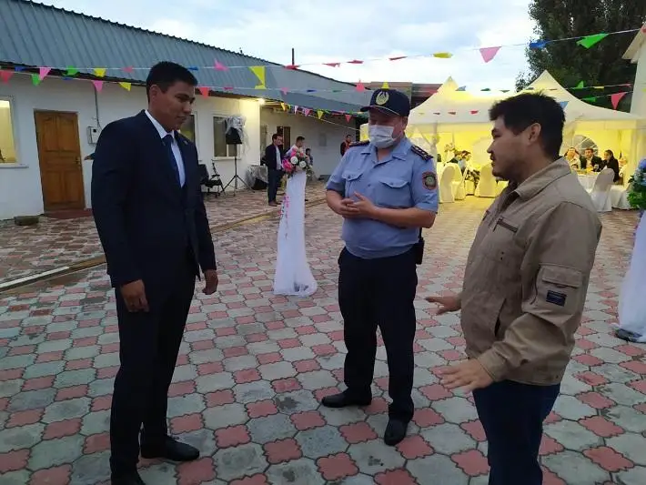 Almaty turǵyny karantın kezinde aýlasynda toı jasaǵan