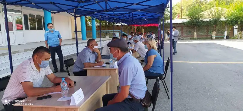 Jambylda sheneýnikter kabınetin «tastap», aýyl-aýylda halyqtyń muń-muqtajyn tyńdady