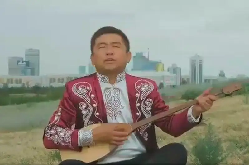 Qytaıdan kelgen qandas aqyn indetpen kúresip jatqan elge arnaý aıtty