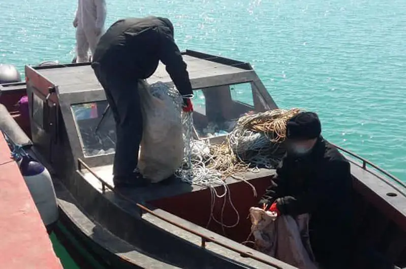 Shekarashylar Kaspıı teńizinde zańsyz balyq aýlaǵan 4 Ázerbaıjan azamatyn ustady