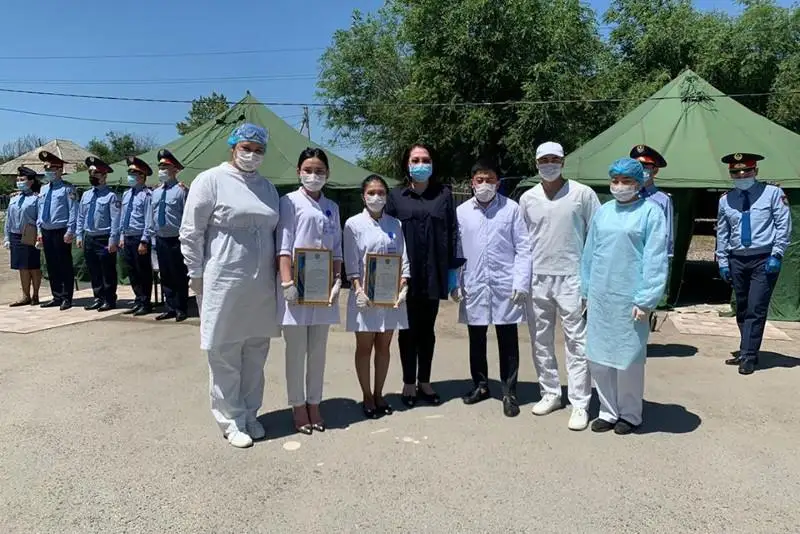 Елжан Біртанов дәрігерлерге, полицейлерге, еріктілерге алғыс айтты