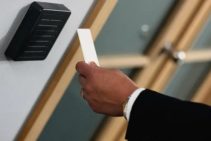 Qazaqstanda ID-kartalardyń múmkindikteri keńeıtiledi – Eńbek mınıstrligi