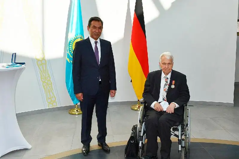 Belgili nemis ádebıettanýshysy Leonard Koshýt Qazaqstannyń «Dostyq» ordenimen marapattaldy