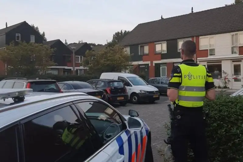 Nıderlandyda  belgisiz bireý birneshe adamdy atyp óltirdi