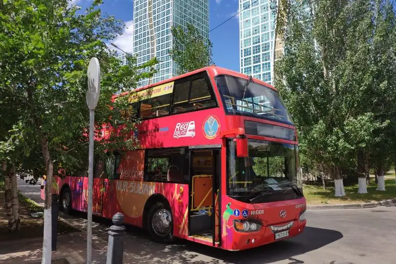 Elordada Red Bus ekskýrsııalyq avtobýstary júre bastady