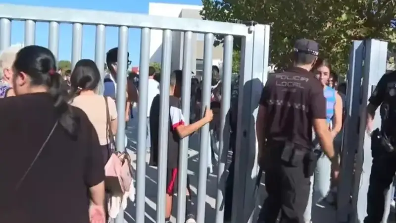 Испанияда мактабда ўсмир ўқитувчи ва ўқувчиларга пичоқ билан ҳужум қилди