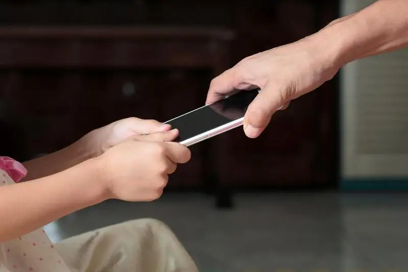 Almatyda balalardyń telefonyn tartyp alýdy kásip qylǵan adam ustaldy