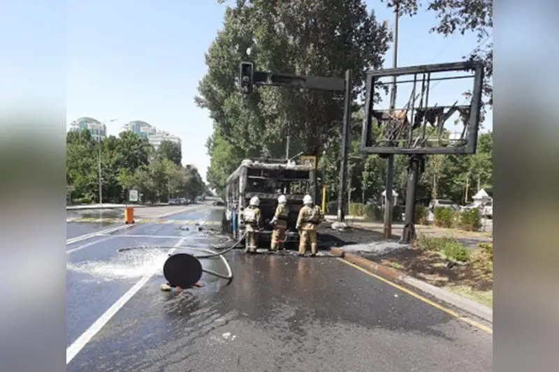 Almatyda órtengen avtobýstyń júrgizýshisiniń qoly kúıip qaldy