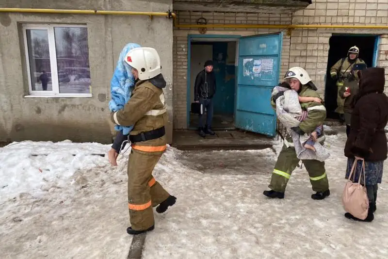 Oralda kópqabatty úıdegi páter órtenip, 2 bala qutqaryldy