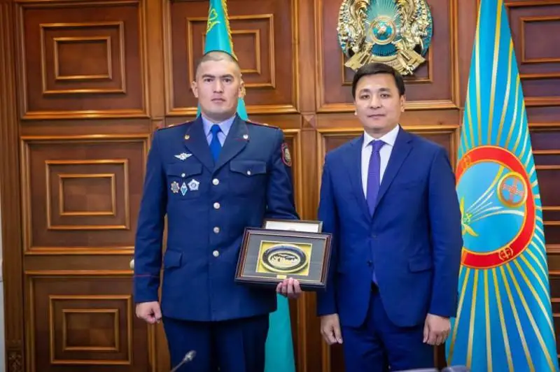 Elorda ákimi eki qyzdy sýdan qutqarǵan polıtseı men TJD qyzmetkerin marapattady