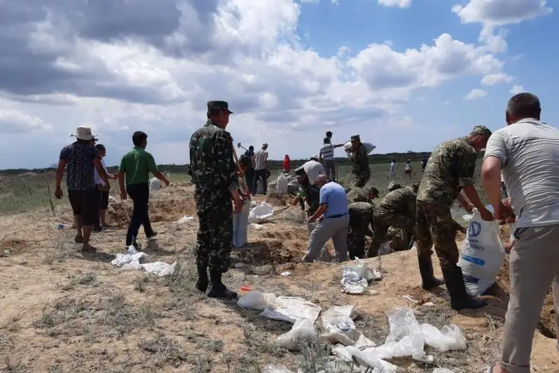 Maqtaaralda erikti áskerı jasaq kanaldardyń boıyna damba turǵyzýda