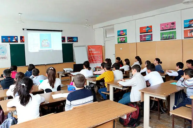 Koronavırýs: Armenııanyń bilim berý mekemelerinde sabaq berile bastady