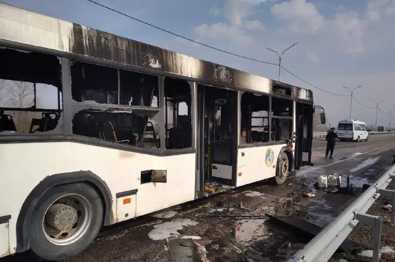 Pavlodar oblysynda jolaýshylar toly avtobýs órtendi