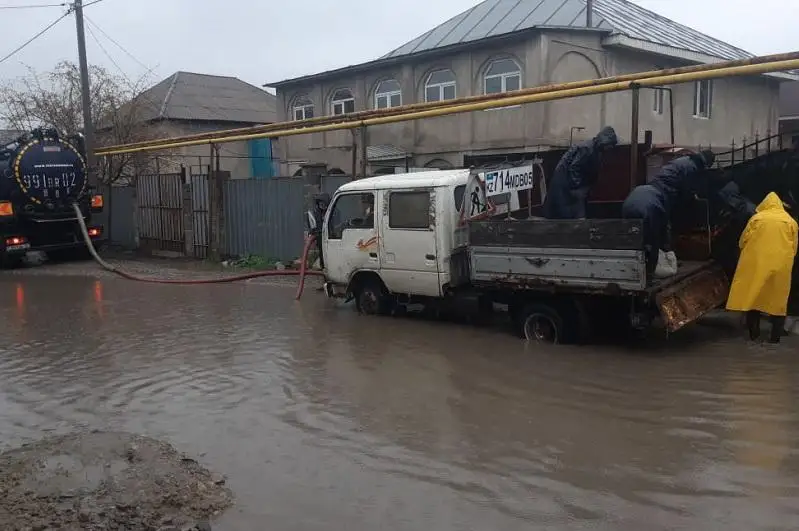 Алматыда бірқатар көше мен үйлердің ауласын су басты