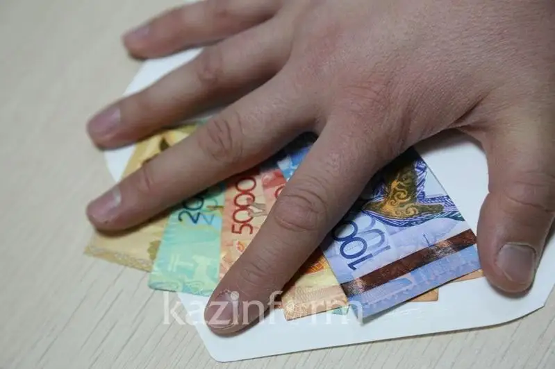 Oralda bıýdjetten 11,4 mln teńge jymqyrǵan ákimdik qyzmetkeri sottaldy