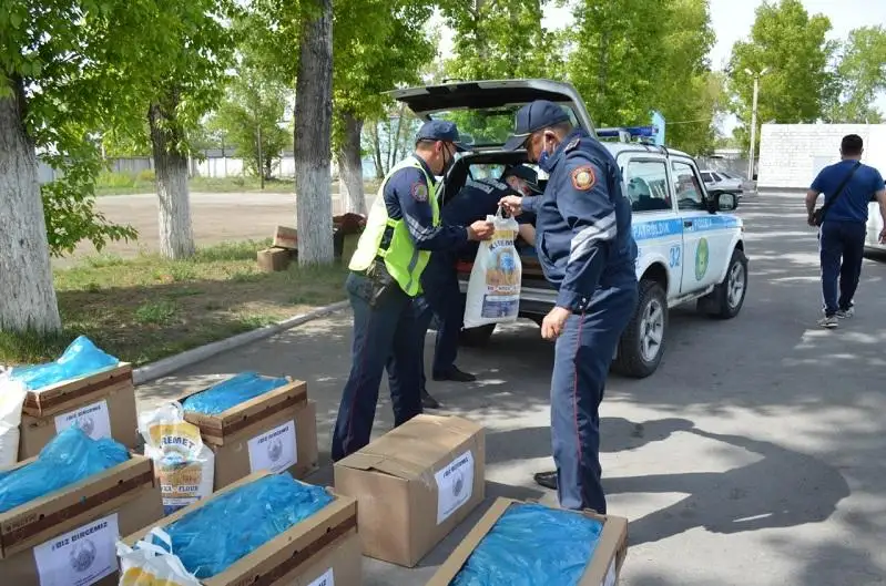 Biz birgemiz: Semeılik polıtseıler 25 otbasyǵa kómek kórsetti
