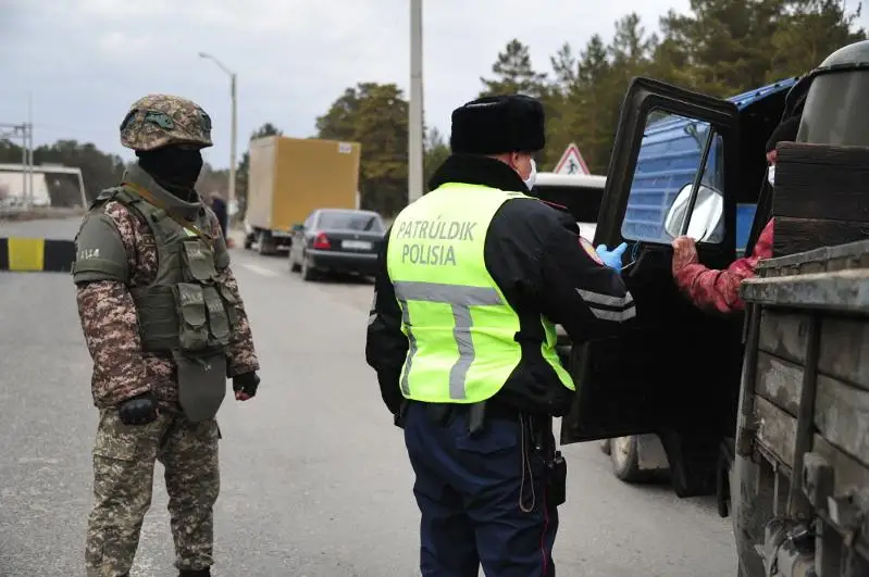 Maqtaaralda mas adam blokpostta turǵan polıtseıge baǵynbaı, uryp-soqqan