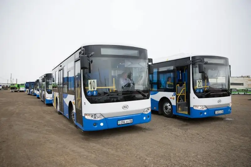 Atyraý avtobýstarynda jolaýshylar sany 60 myńǵa azaıdy