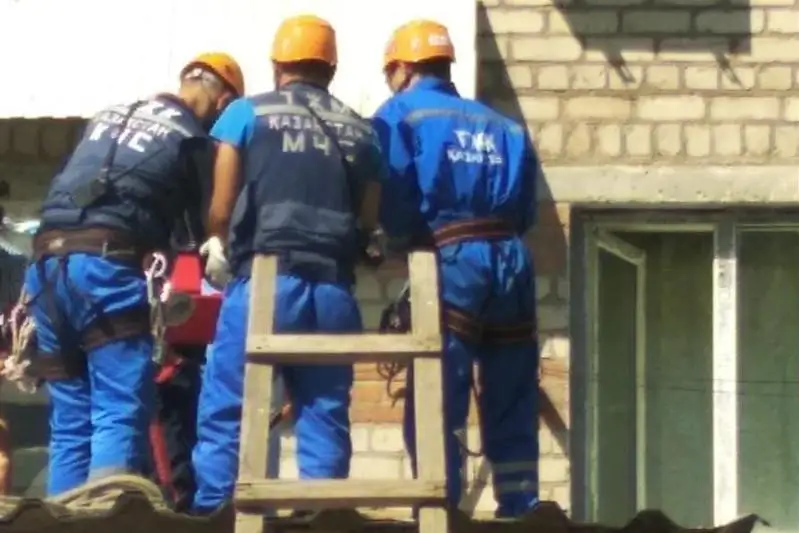 Oralda áıel tósek-oryn tazalaımyn dep tórtinshi qabattan qulady