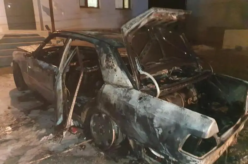 Шиеліде жеңіл автокөлік толығымен өртеніп кетті