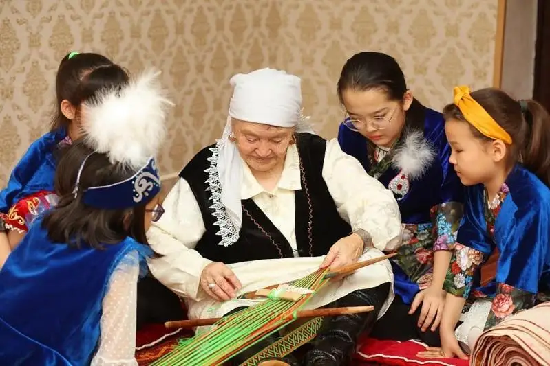 Mańǵystaýda 80 jastaǵy batyr ana órmek toqý ónerin qaıta jańǵyrtyp otyr