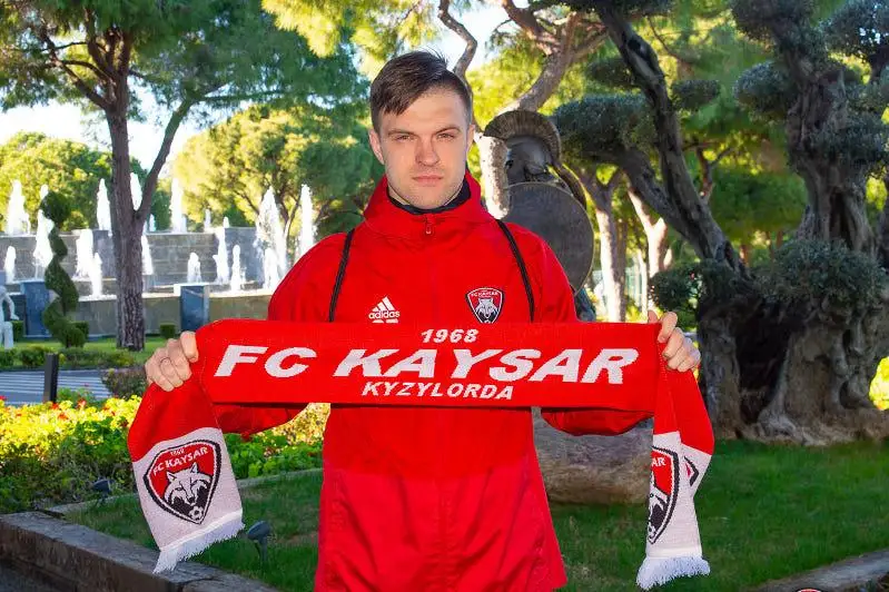 Fýtbol: «Qaısar» qataryna reseılik qorǵaýshy qosyldy