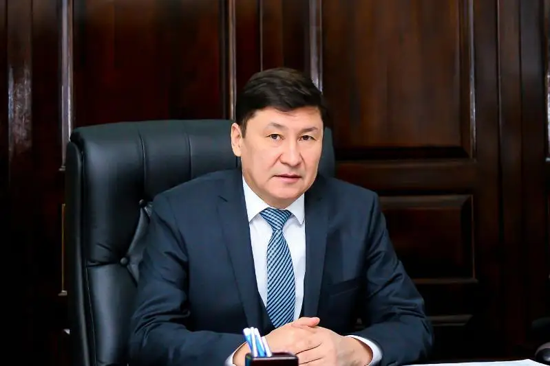 Prezıdenttiń maqalasy búgingi qazaq eliniń damýyna qan júgirter oı ıirimderimen ózekti – Baýyrjan Erdembekov