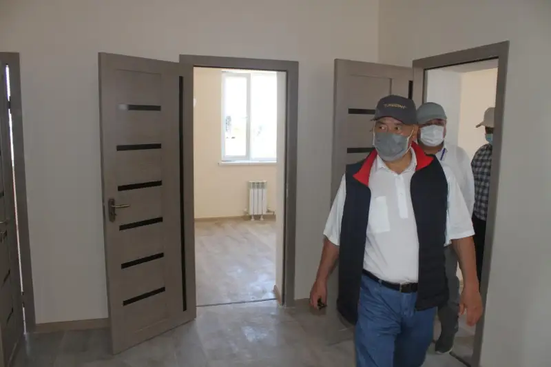 Ómirzaq Shókeev Maqtaaralda sý tasqynynan zardap shekken aýyldardy aralady