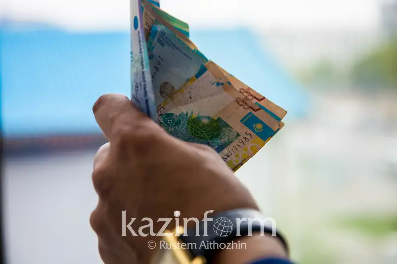 Almaty oblysyndaǵy blokpostta polıtseılerge para usynǵan er adam ustaldy
