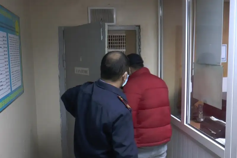Almatyda kóshede káýap pisirgen 22 jastaǵy jigit qamaýǵa alyndy