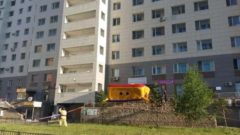 Астанада 8-қабаттан ер адам құлап кетіп, ізінше әйел төменге секірді