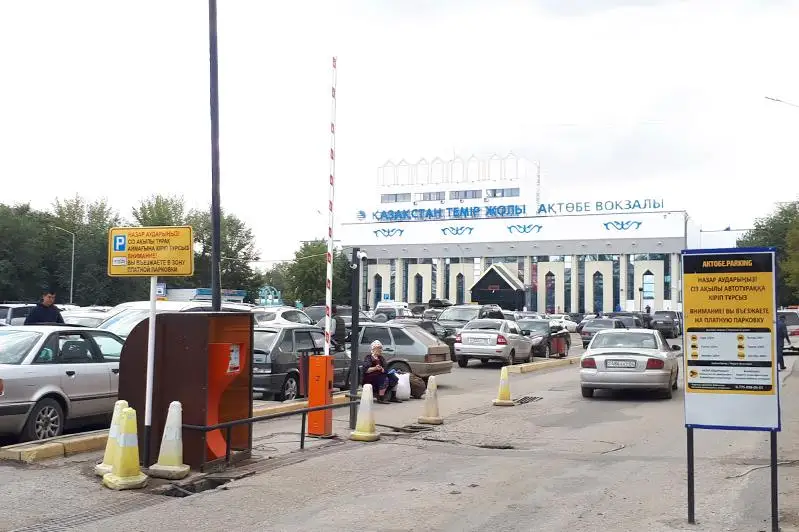 Aqtóbede temirjol vokzalyndaǵy avtoturaq jeke menshikke zańsyz berilgen bolyp shyqty