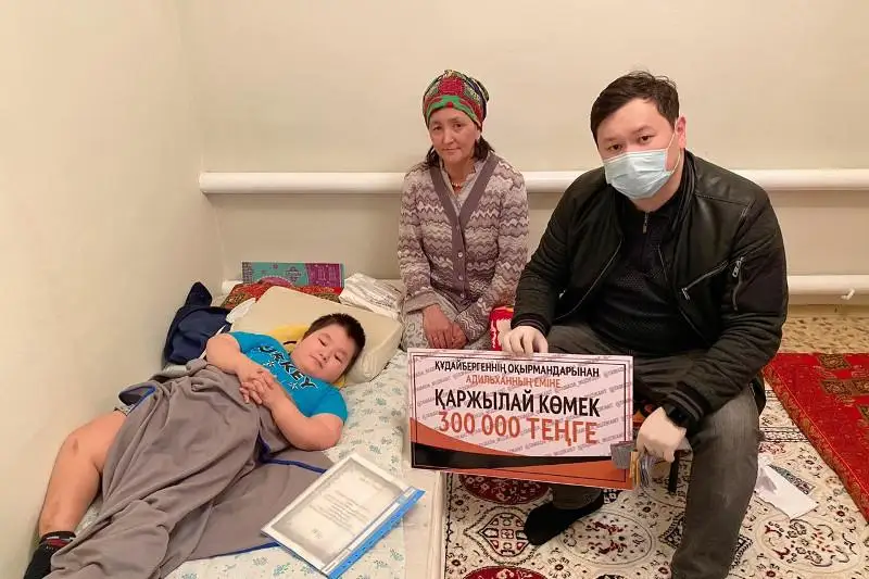 Oraldyq eriktiler jalǵyzbasty ananyń úıin jóndep berdi