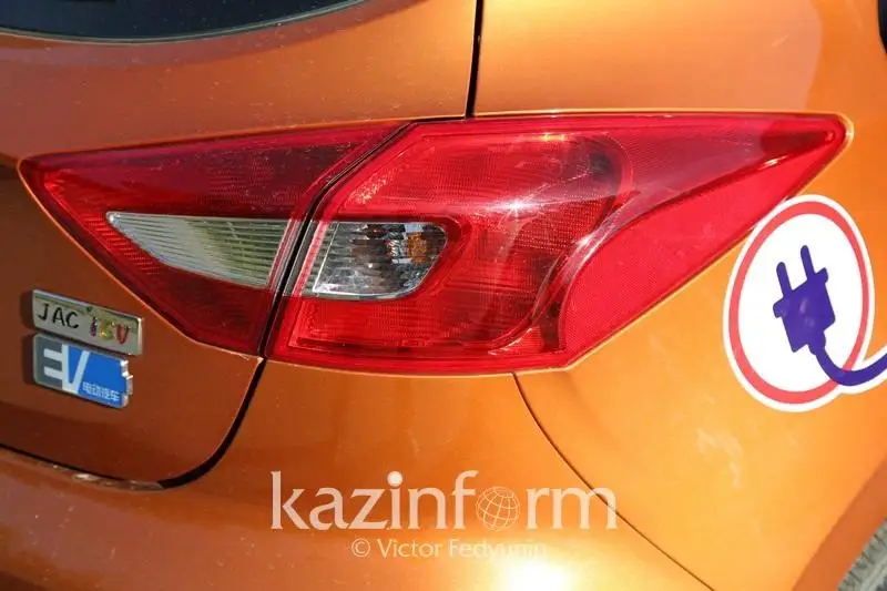 Qazaqstanda elektromobılderdi qýattaý úshin jol boıynda stantsııalar ornatylady