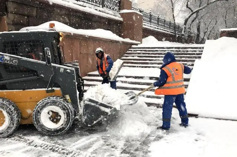Almatyda túnimen qalyń qar jaýyp, jol qozǵalysyn qıyndatty