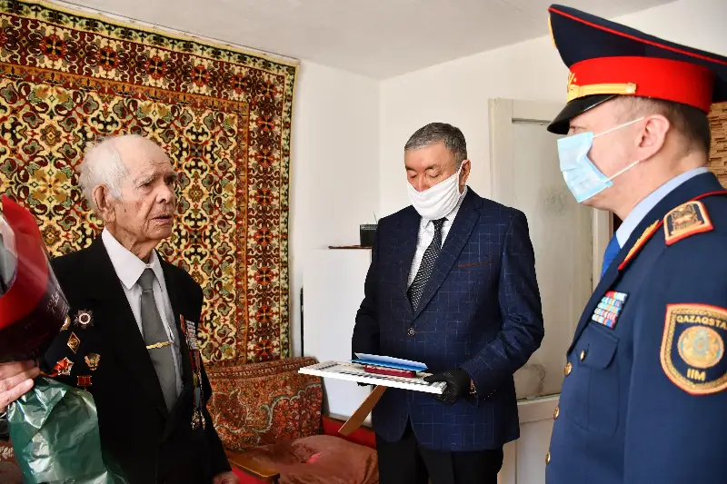 Jeńis kúni qarsańynda aqmolalyq polıtseıler soǵys ardagerlerin quttyqtady