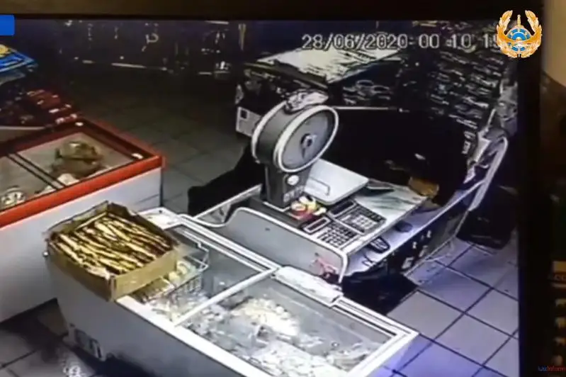 Óskemende maska kıip, qolyna pyshaq ustaǵan 24 jastaǵy jigit dúken tonamaq boldy