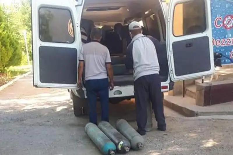 Túlkibastyq demeýshiler men eriktiler ortalyq aýrýhanaǵa 210 ottegi ballonyn tapsyrdy
